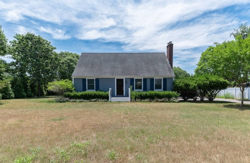 Hampton Bays House | Updated cottage with large yard, fireplace & W/D - near beach & dining - dogs OK