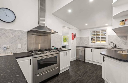 Newtown House | Urban Getaway Whole Home - 6BR/5BA, Sauna, Ipswich