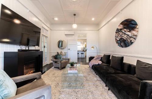 Newtown House | Urban Getaway Whole Home 6BR 5BA, Sauna, Ipswich
