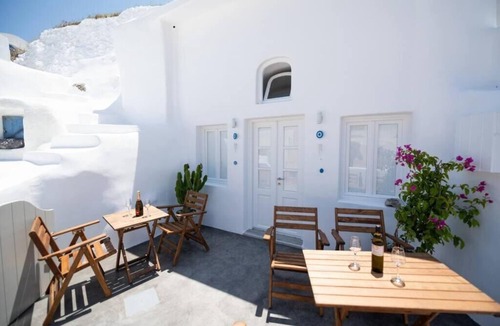 Oia Apartment | Vivid Caves 1 Bedroom Cavehouse