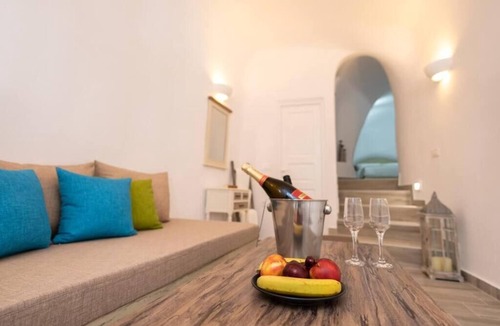 Oia Apartment | Vivid Caves 1 Bedroom Cavehouse