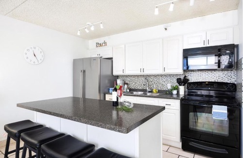 Waikiki Apartment | Waikiki Banyan with pool, hot tub & beach access