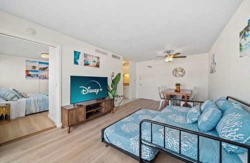 McCully - Moiliili Apartment | Waikiki Beach Golden Holiday