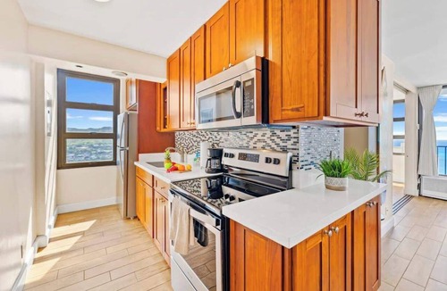 Waikiki Condo | Waikiki escape w/ocean views & beach gear