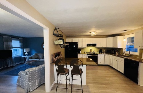 Newport East House | Walk to beach! Great large outdoor patio. Booking Spring/Summer/Fall 2026!