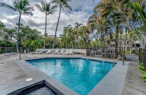 Historic Kailua Village Condo | Walk to the Beach | Downtown Kona Condo with Pool Access