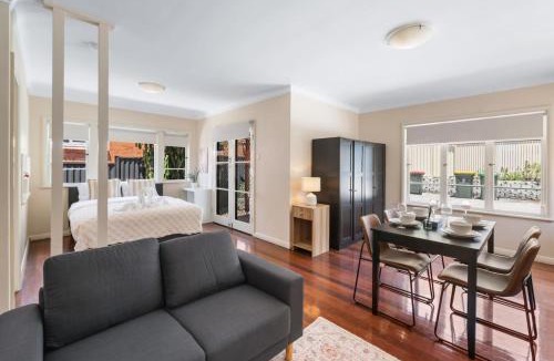 St. Lucia House | Warm and Cozy Retreat near shops and transport
