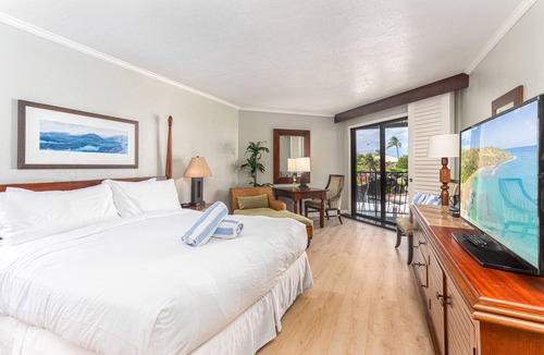 Hanamaulu Hotel | Watch Pacific Ocean sunrise from the comfort of your private ocean view lanai!