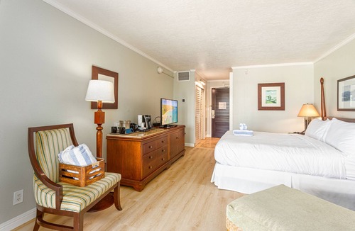 Hanamaulu Hotel | Watch Pacific Ocean sunrise from the comfort of your private ocean view lanai!