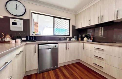 Mermaid Waters House | Waterfront Family House with Pool, BBQ