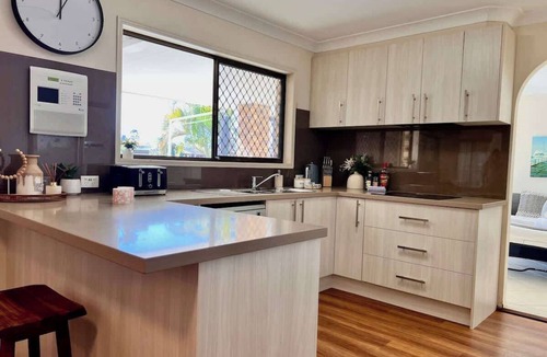Mermaid Waters House | Waterfront Family House with Pool, BBQ