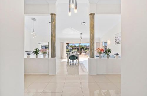 Helensvale Villa | Waterfront Home, Pool, Jetty, Helensvale