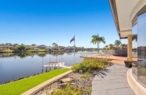 Helensvale Villa | Waterfront Home, Pool, Jetty, Helensvale