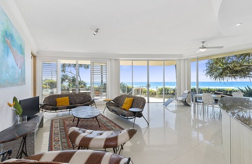 Currumbin Apartment | Welcome to Waves Absolute Beachfront Beach Apartment.