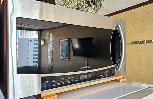 Waikiki Apartment | WG 705 —Cozy Queen-Bed studio steps to Waikiki Beach & Zoo w/AC, Pool, & Kitchen