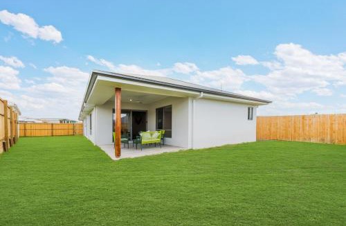Brisbane House | White Rock Big House Convenient Transportation Near Beach and School With Parking