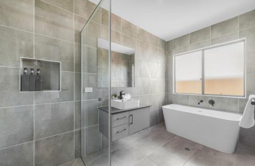 Brisbane House | White Rock Big House Convenient Transportation Near Beach and School With Parking