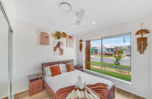 Brisbane House | White Rock Big House Convenient Transportation Near Beach and School With Parking