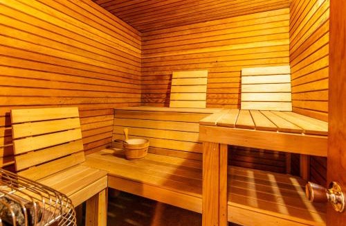 Cascade-Chipita Park House | Winnemucca Spa - Private Guest Suite - Hot Tub, Sauna, Views