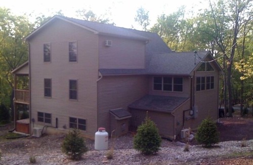 Lake Harmony Estates Ski Chalet | Wooded Chalet- Lg 6 BR 'Chipmunk Lodge' W/Hot Tub/Pool Table - Linens Included