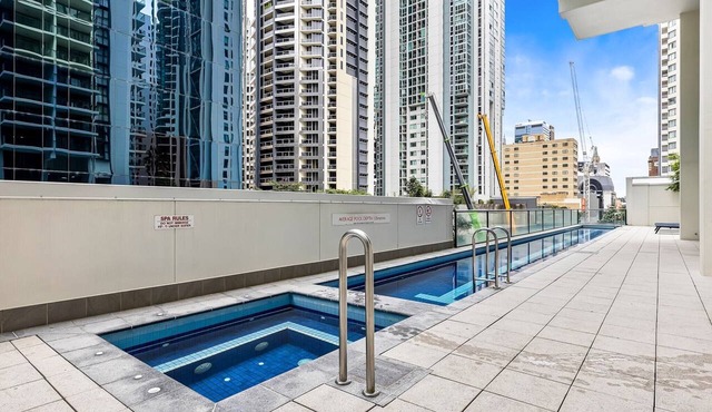 1-Bed Brisbane Apt with Pool & Gym