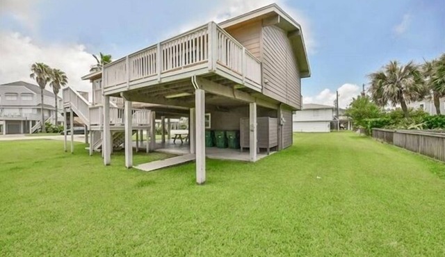 1 Block from beach-Gulf View! -Pet-Friendly
