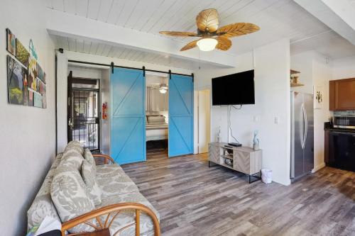 < 1 Mi to Beach + Town! Airy Kailua-Kona Condo
