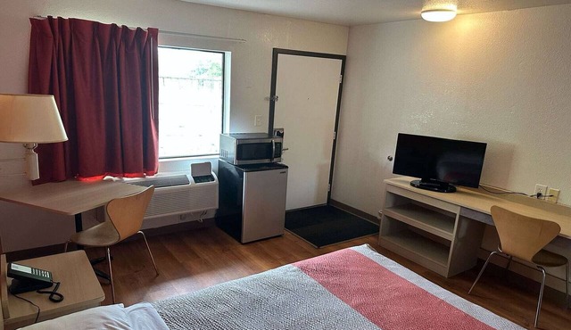 1 Queen Bed|Non-Smoking|Micfridge