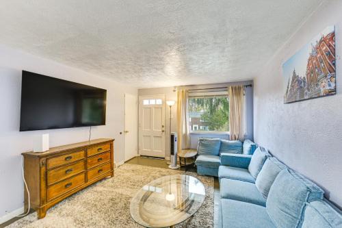 12 Mi to Dtwn: Pittsburgh Home w/In-Unit Laundry!