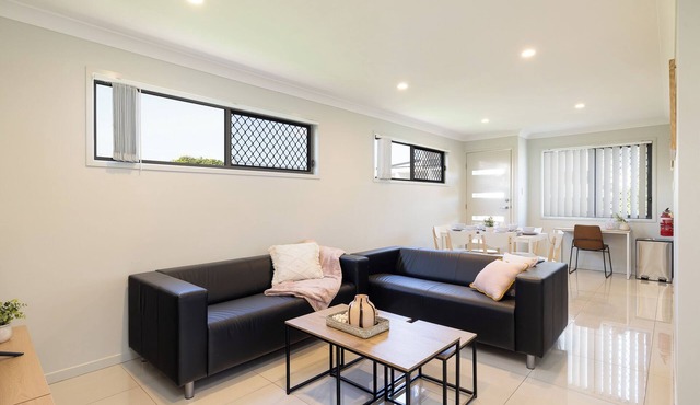 3 Bdr apt! Aircon! Train! Shops! Garage! 120D3