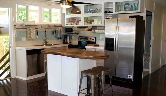 3 bedroom bungalow a short walk from beach!
