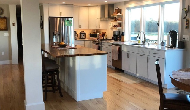 3-bedroom house 20 min. from Middlebury. Amazing decks with Adirondack view.