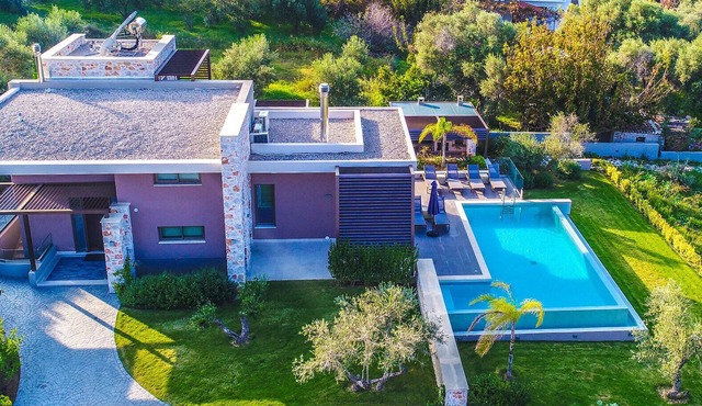 3' to Beach and Near to Chania City/Private Pool/Gym/Playroom/Ping Pong