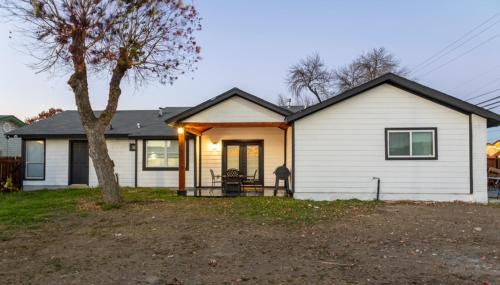 3BR Home with Patio and Grill Sleeps 6 Comfortably