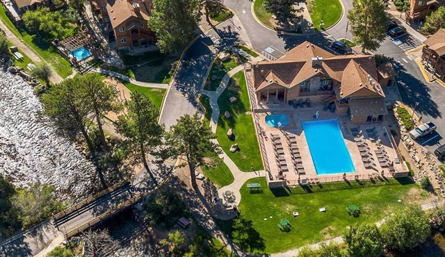 3BR Riverside Condo - Pool, Hot Tub, Game Room