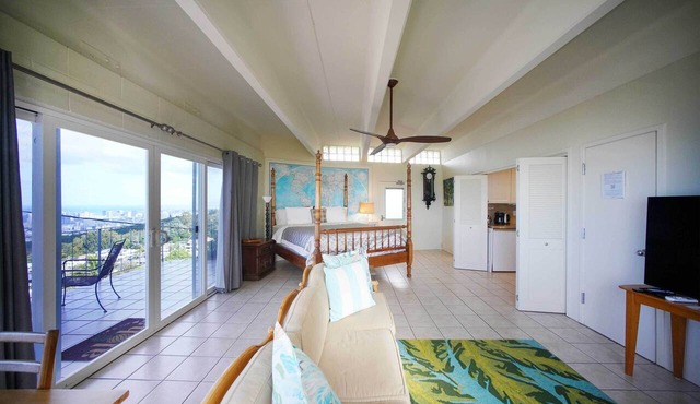 4 Mi to Beaches: Honolulu Hideaway w/Views!