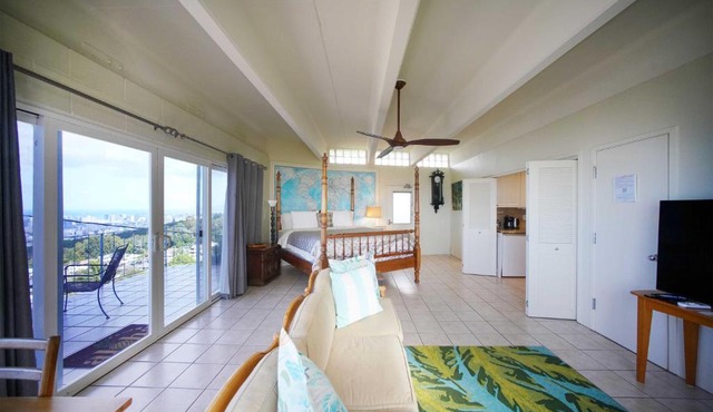 4 Mi to Beaches: Honolulu Hideaway w/Views!