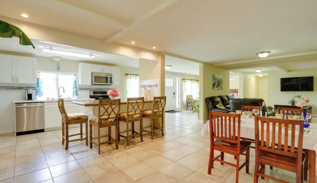 7 Mi to Waikiki: Airy Retreat Near Shops & Eats!