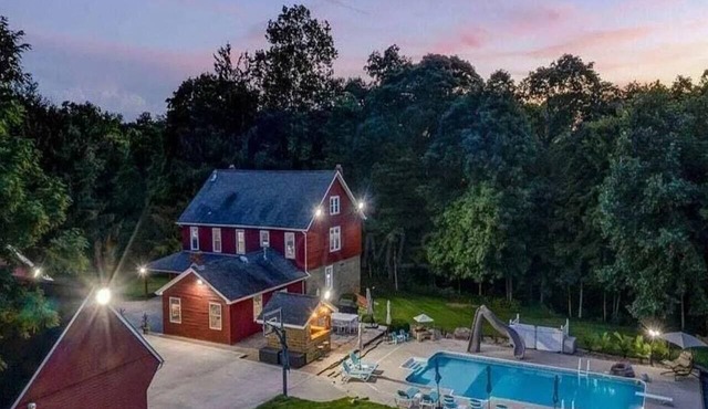 7 woodland Acres, secluded place with Pool, Pickleball, creek, and Hot Tub