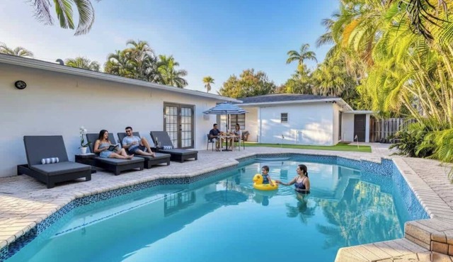 9BR Villa: 5 Private Units, Heated Pool