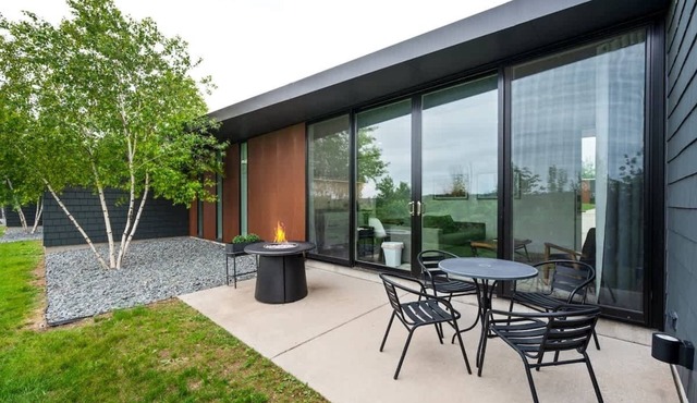 AIA Award Flat · King Bed · Walk to Egg Harbor