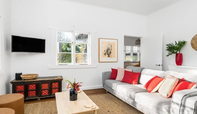 Alkira - Boutique cottage - Walk to Clarkes Beach