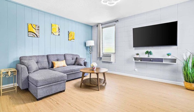Aloha Comfort Stay one bedroom with private patio