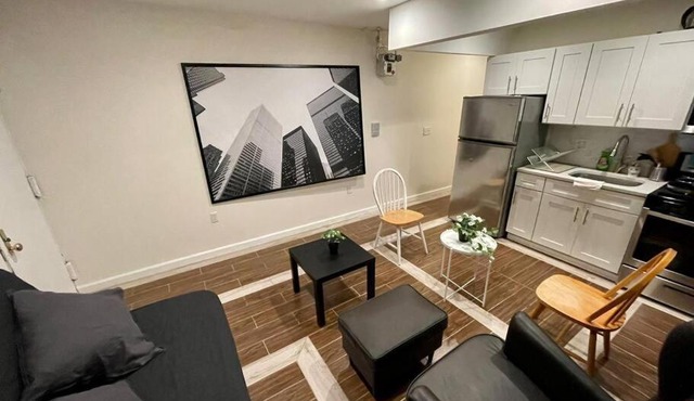 Amazing Ground Floor 2 Bedrooms in NYC Subway crossing the street and one station to Manhattan