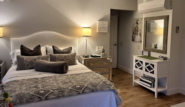AModern clean Classy Casita with pool and heated spa