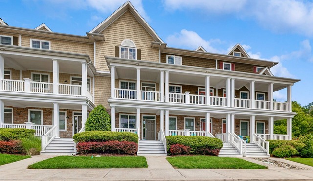 Bayside Resort townhouse w/balcony, free WiFi, pool, and golf on-site