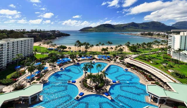 Beach Resort with Outdoor Pool & Dining by the Ocean | Oceanfront 1BR Suite