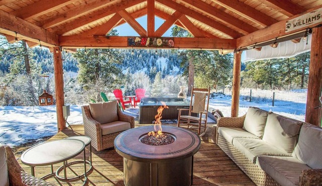 Bear Paw Log Cabin*4Bed/4 Bath*HOT TUB*Fire Pit*