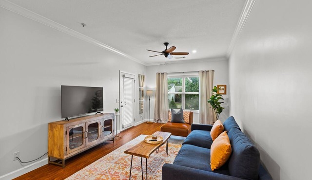 Beautiful Apartment Steps from Downtown Auburn - Pool!