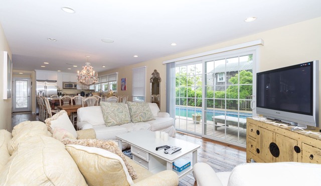 Beautiful Beach House with Large Swimming Pool in Ocean Beach